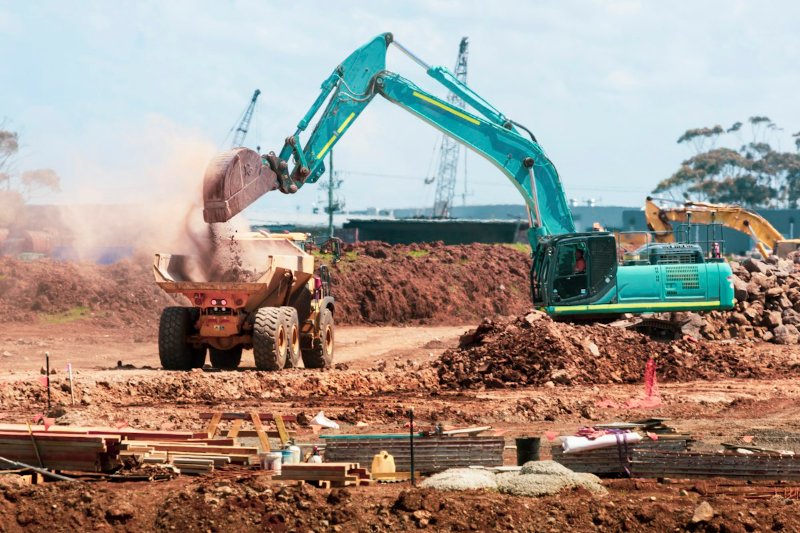 Máy đào bắt đầu thi công móng ngay sau lễ động thổ xây nhà